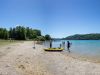 Vacances en famille au Lac de Paladru 11 Famille avec bateau gonflable à la plage du Lac de Paladru, eaux turquoise du camping Détente et Clapotis