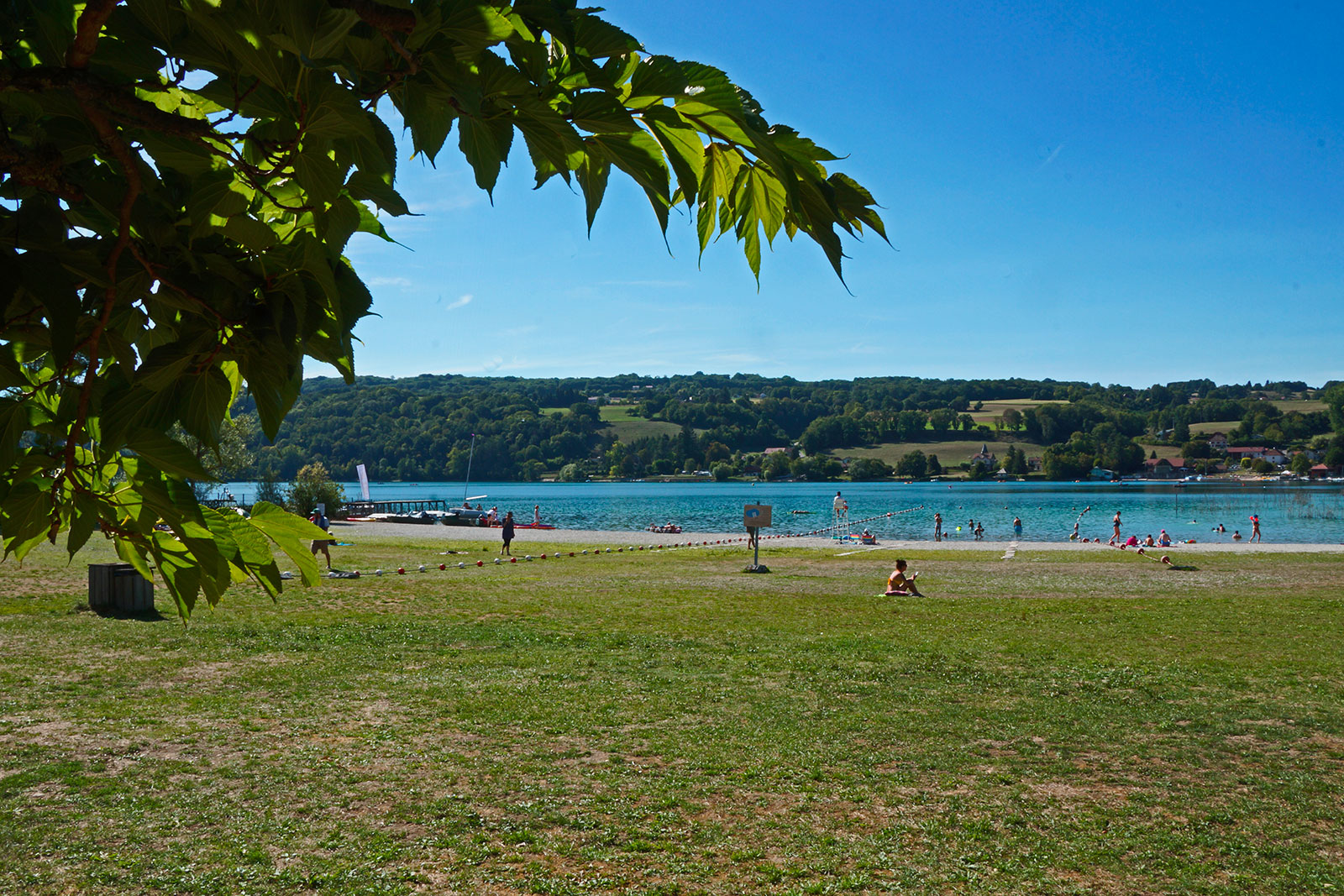 Plage naturelle du Lac de Paladru à Montferrat - cadre préservé pour un week-end romantique en Isère