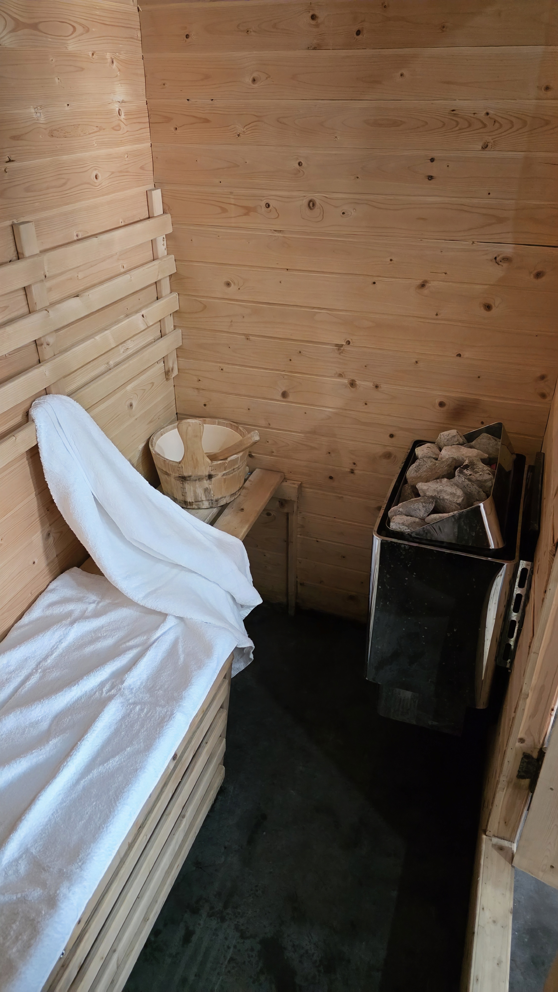 Sauna finlandais 3 places et jacuzzi 5 places de l'espace bien-être privatisable au camping Détente et Clapotis