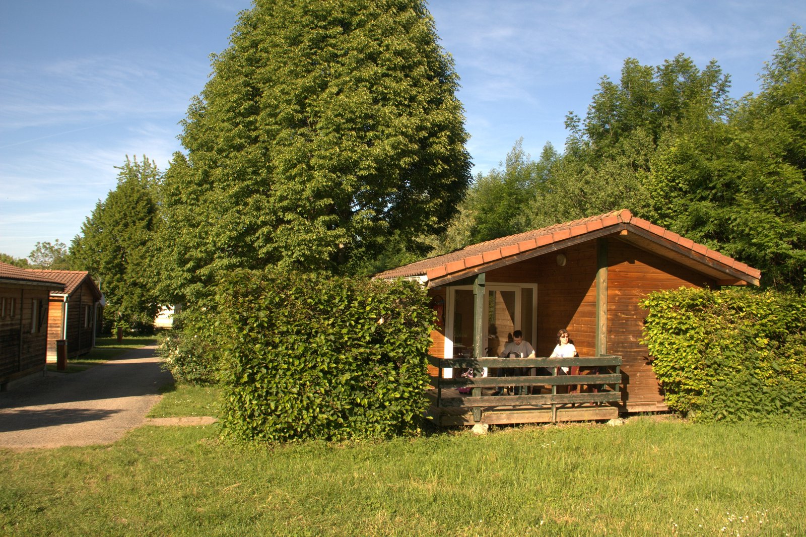 Chalet bois du camping Détente et Clapotis proche Grenoble — hébergement nature en Isère