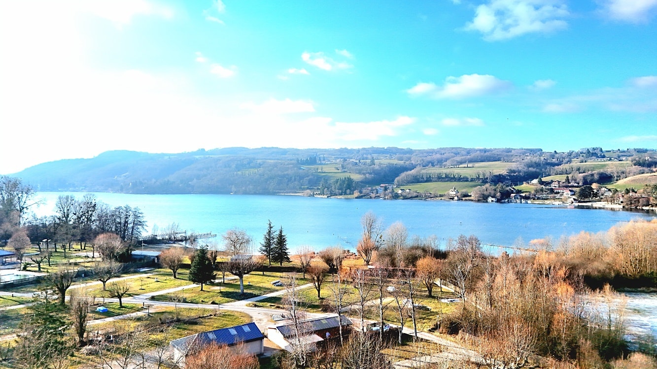Camping étape entre Lyon et Grenoble — Lac de Paladru 1 Lac de Paladru depuis le camping, étape entre Lyon et Grenoble en Isère