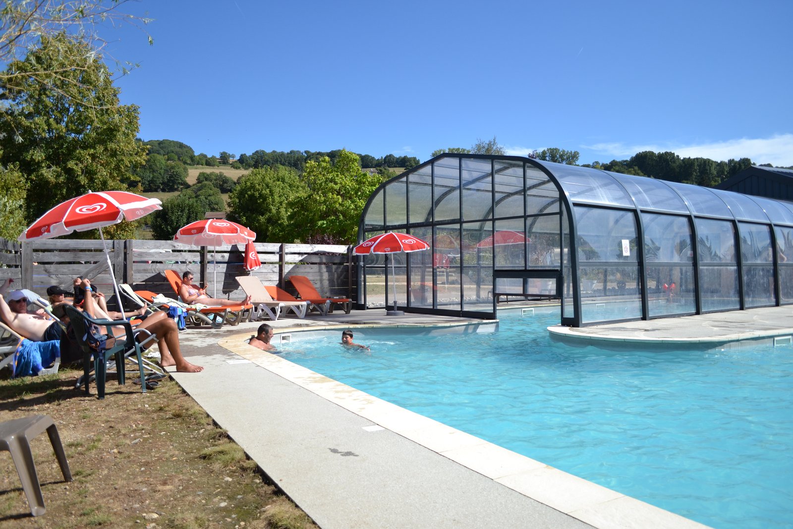Piscine couverte chauffée du camping proche Lyon — séjour famille toute saison