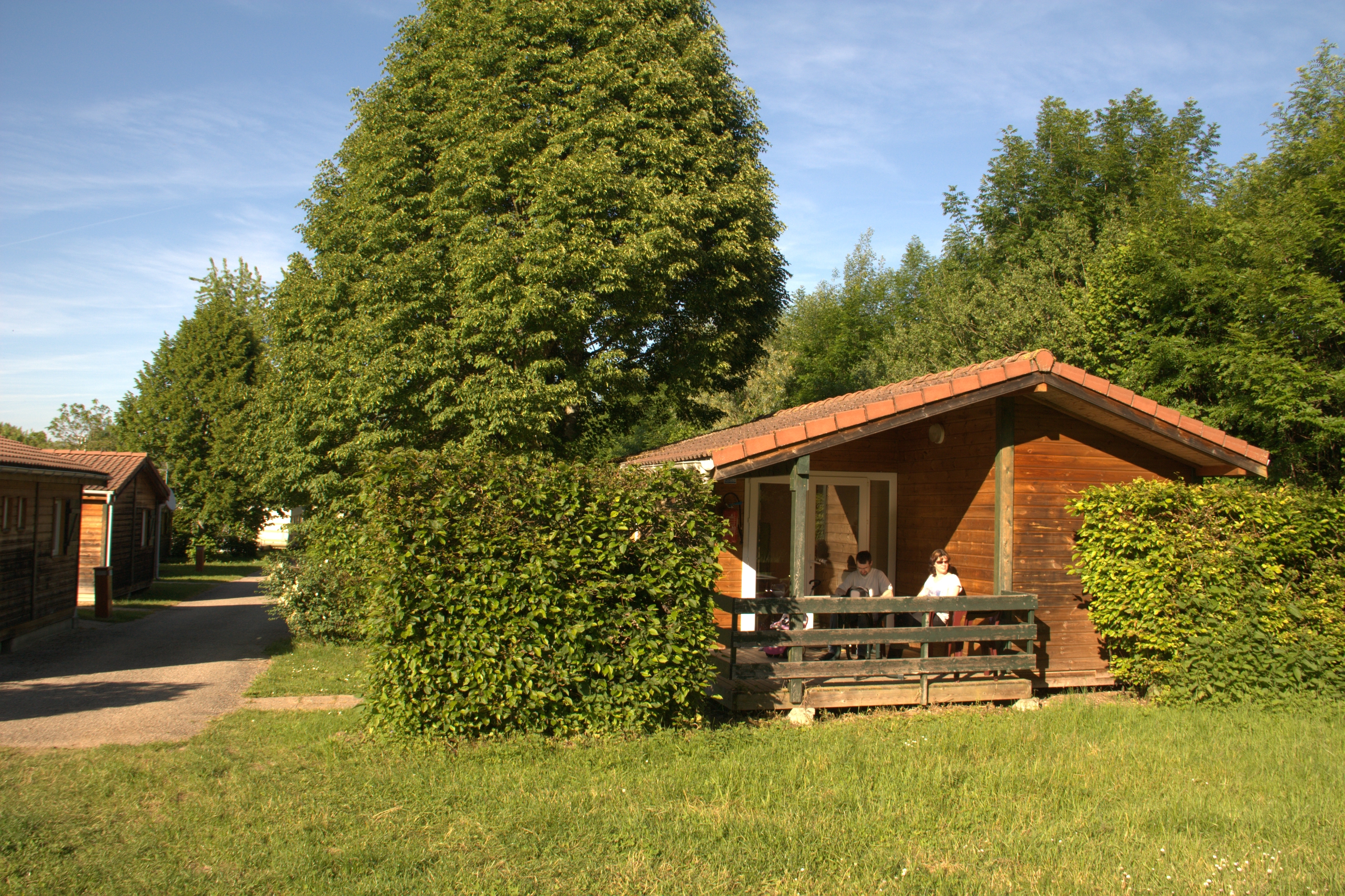 Chalet familial bois avec terrasse, hébergement camping Détente et Clapotis Lac de Paladru