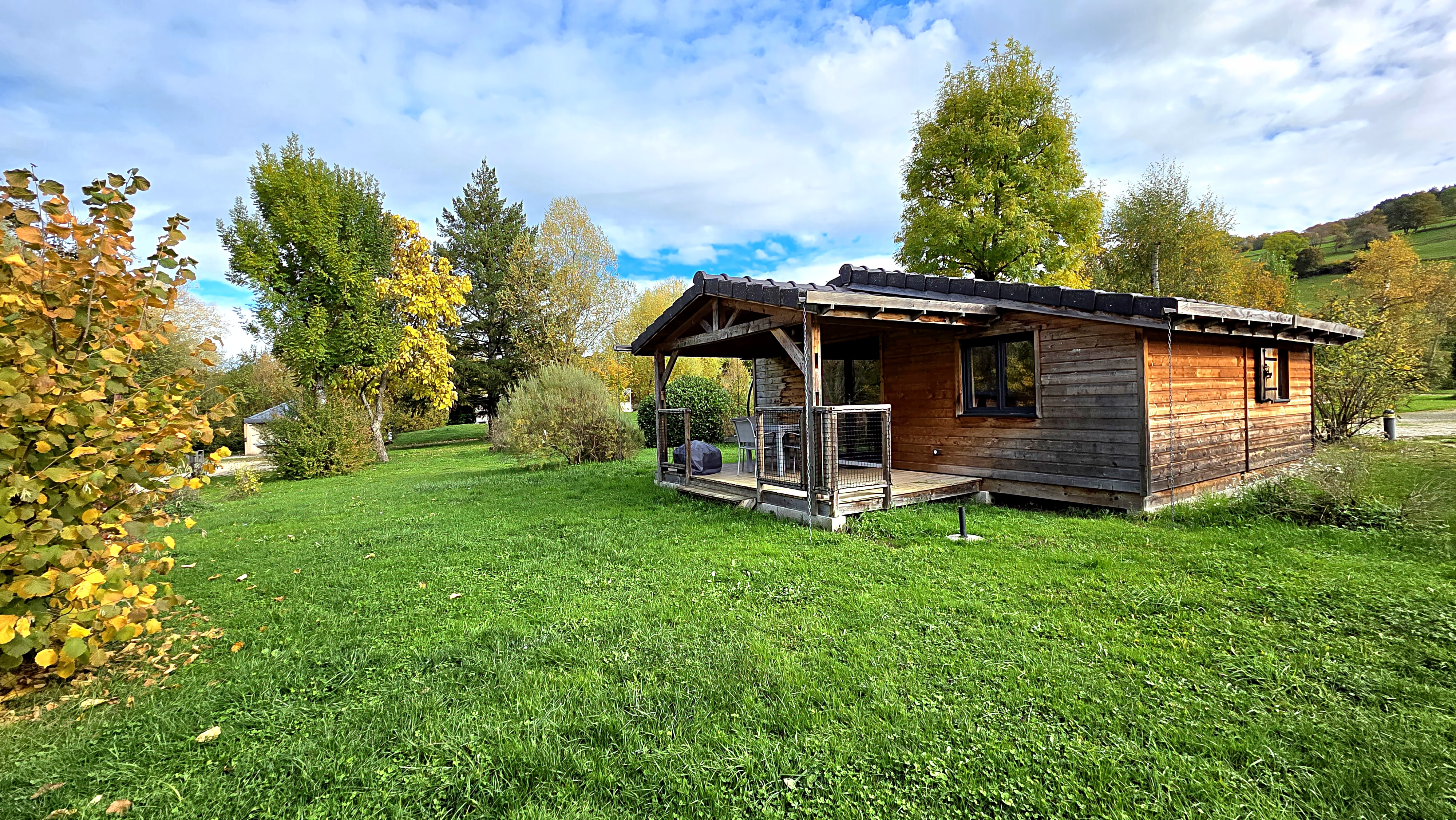 Chalet Libella avec terrasse en bois, hébergement familial du camping Détente et Clapotis au Lac de Paladru