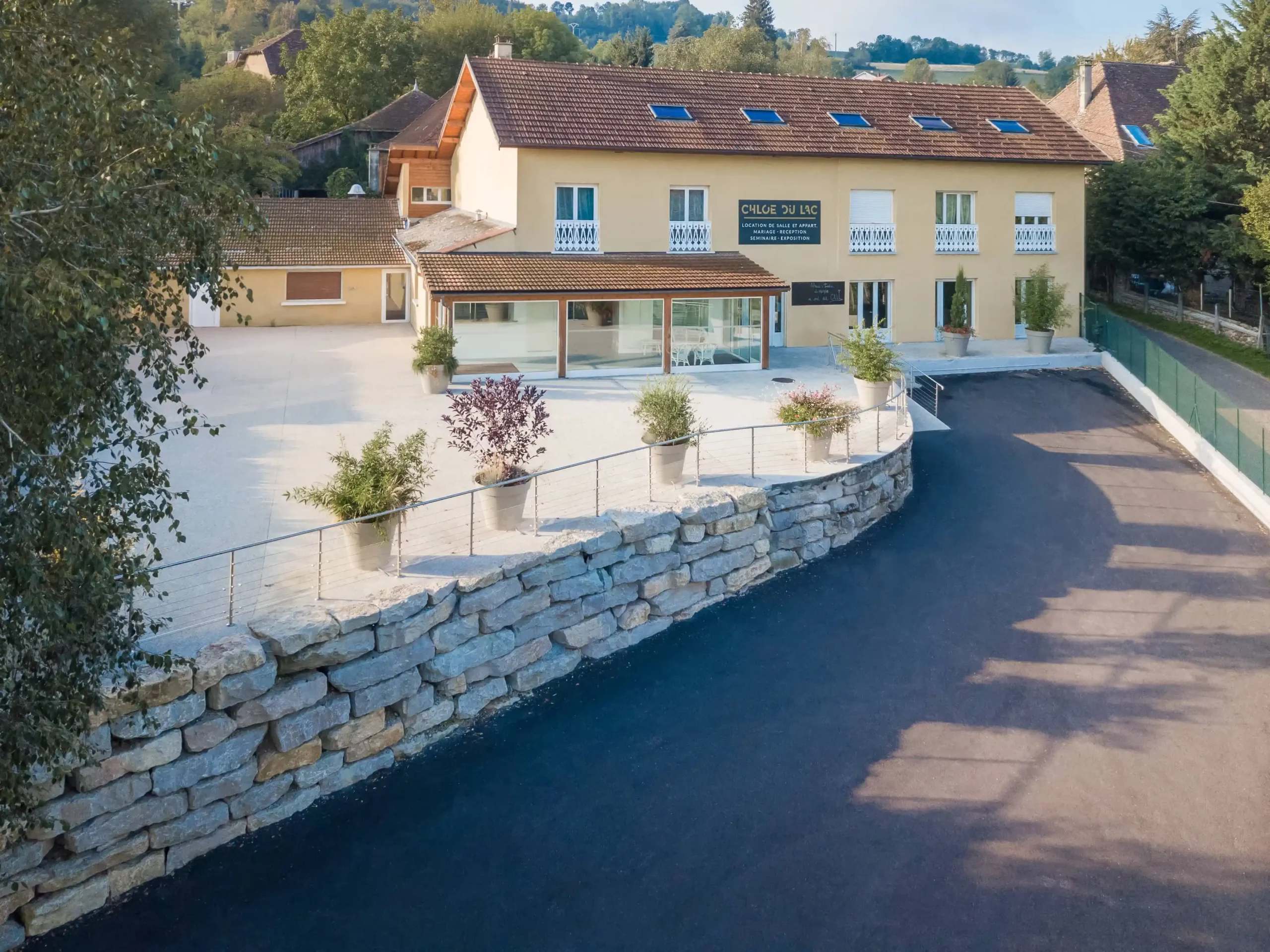 domaine chloe du lac facade terrasse scaled