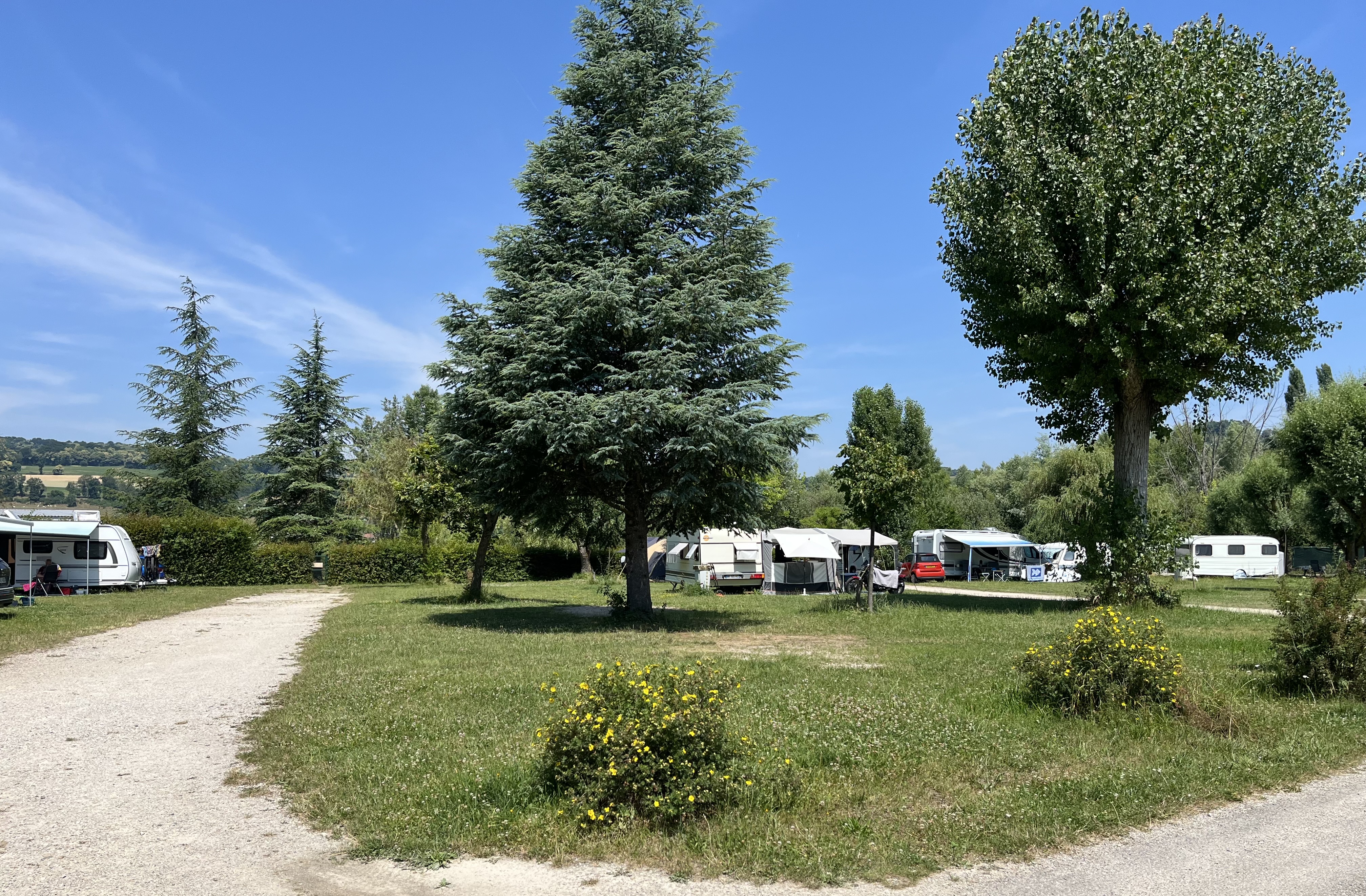 Grand emplacement de camping familial spacieux et arboré au Lac de Paladru