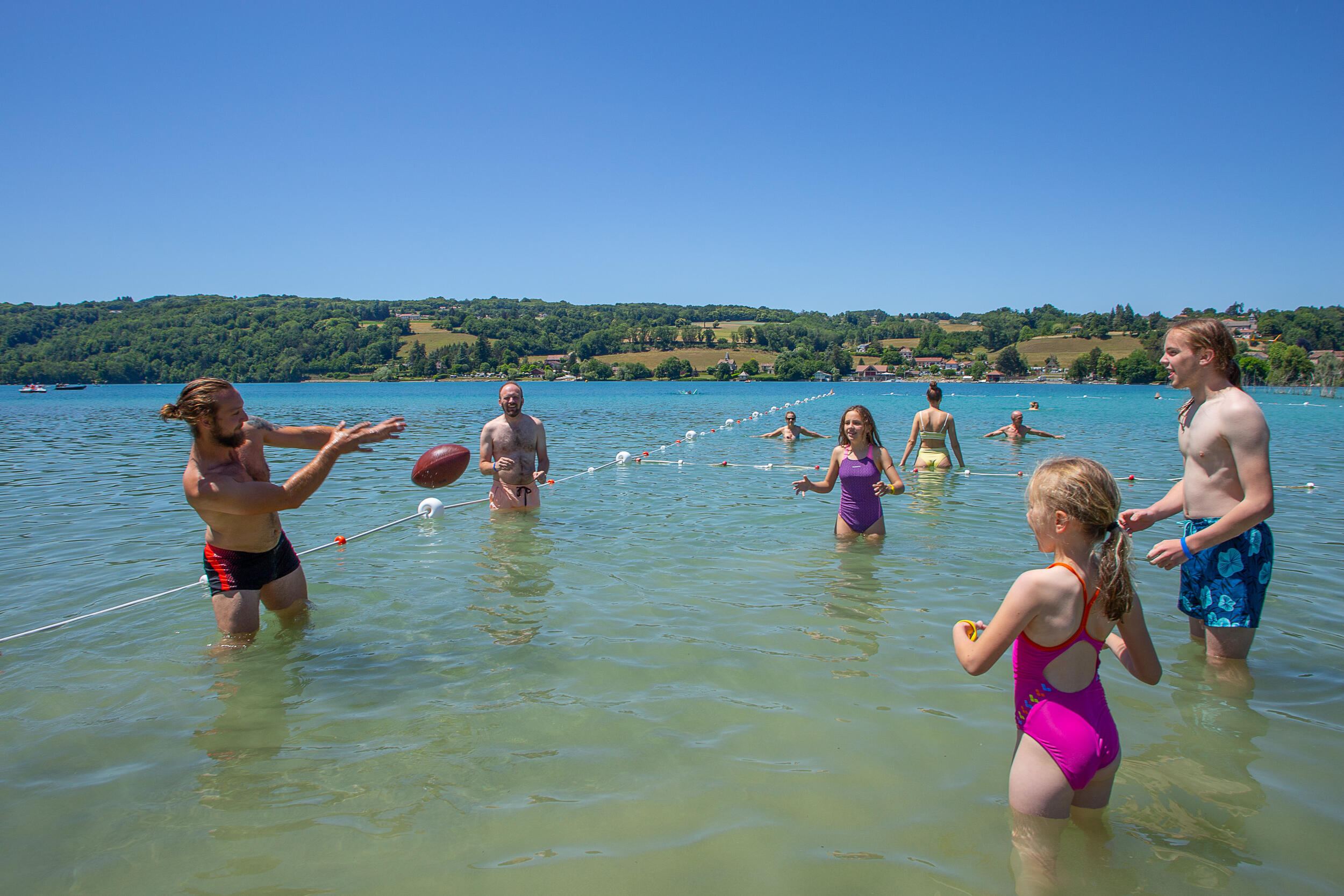 Le Club des Clapotins, club enfants au camping du Lac de Paladru 2 Jeux collectifs avec ballon dans le lac de Paladru au club enfants du camping