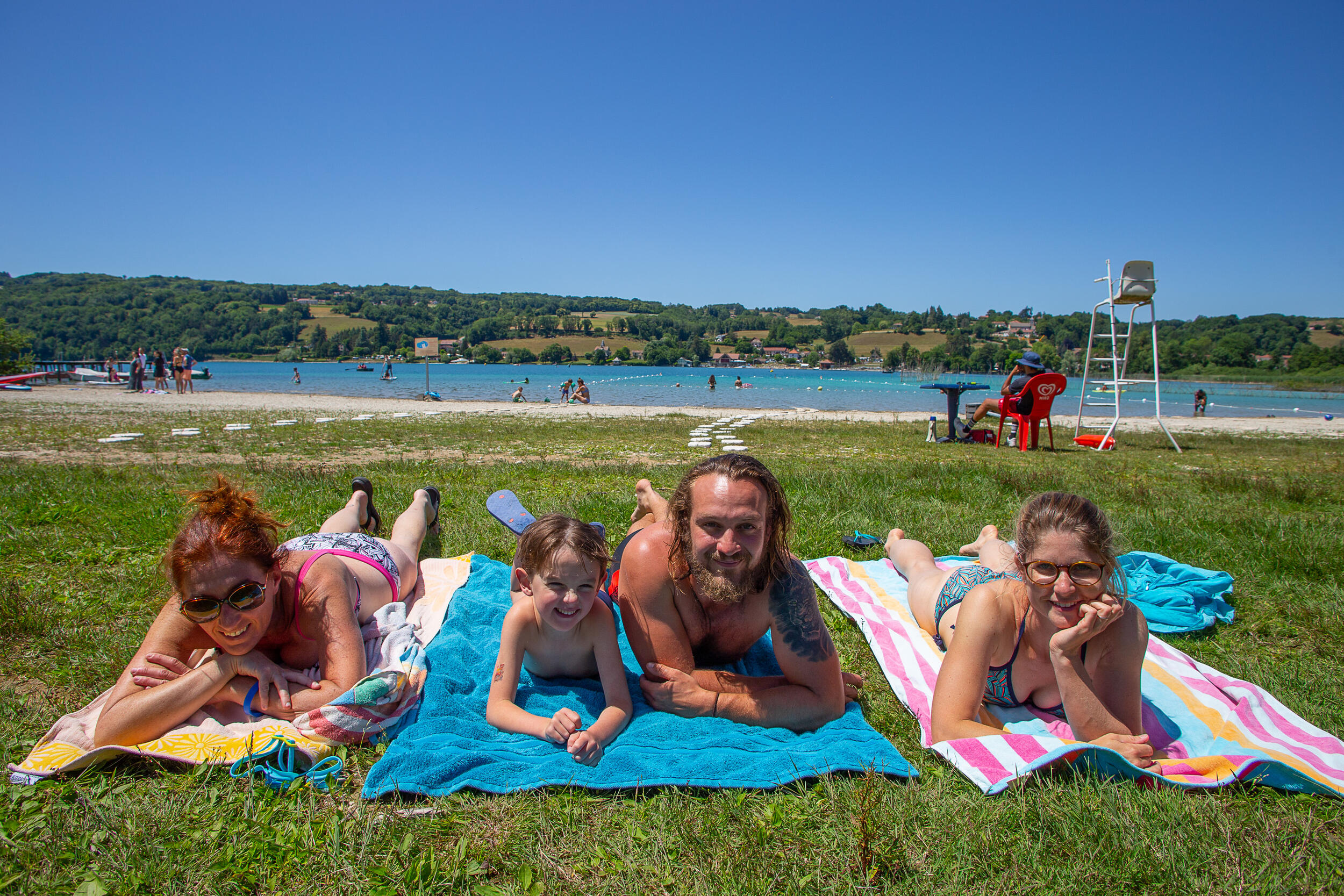 Famille en bord de lac sur la plage du camping Détente et Clapotis au Lac de Paladru en été