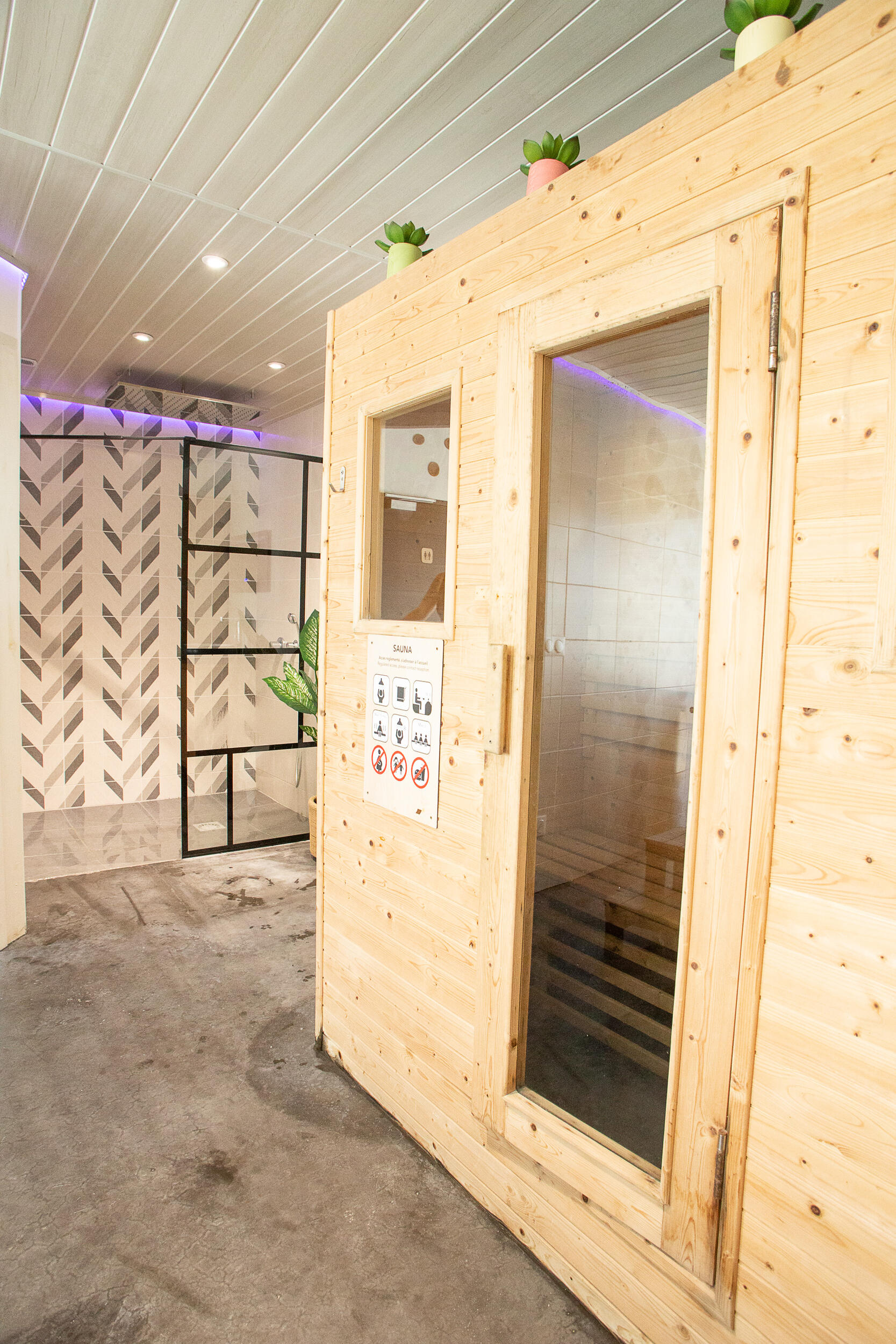 Espace détente avec sauna et jacuzzi au camping du Lac de Paladru 1 Sauna en bois deux places de l'espace détente du camping Détente et Clapotis