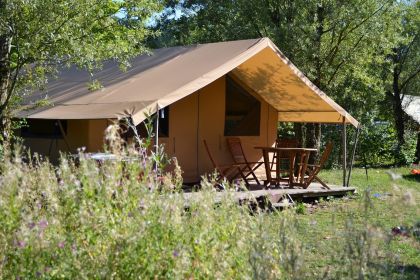 Tente Lodge avec terrasse vue lac au camping 4 étoiles Détente et Clapotis, Isère
