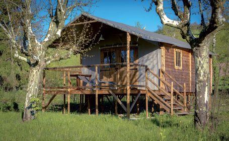 Éco-chalet sur pilotis en bois naturel, camping Détente et Clapotis Lac de Paladru