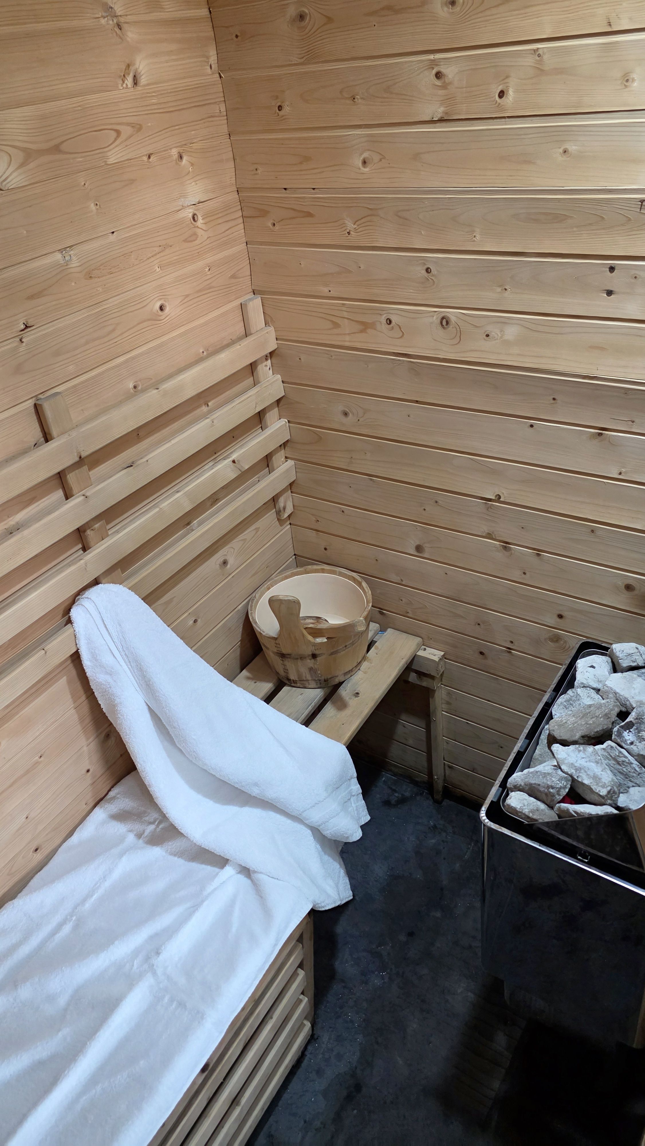Sauna finlandais éclairé de l'espace bien-être du camping Détente et Clapotis, Lac de Paladru Isère