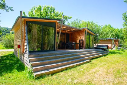 Natura Lodge 4 personnes, vue extérieure et terrasse privée, camping Lac de Paladru