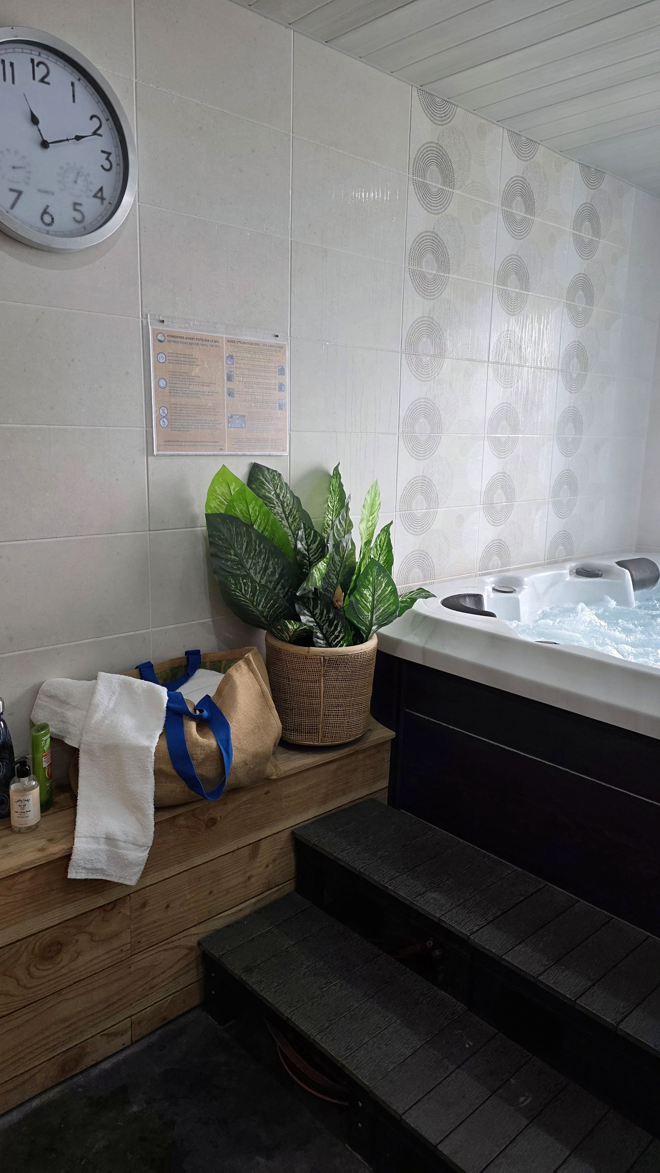 Jacuzzi et banc de l'espace bien-être du camping Détente et Clapotis - séjour relaxation Lac de Paladru